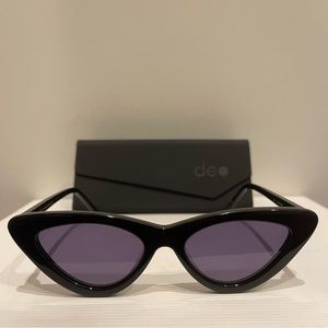 LIKE NEW. DEO EYEWEAR MUSES CATEYE SUNGLASSES